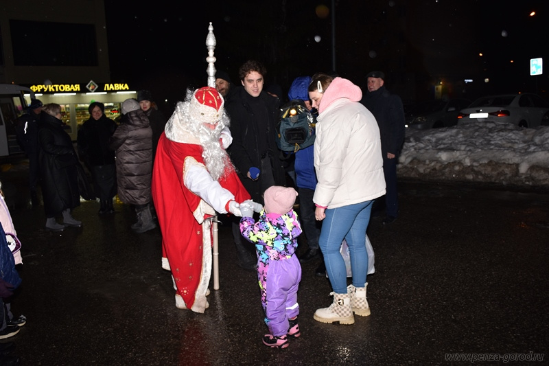 Дед мороз раздавал конфеты. Дед раздает конфета на белом озере Томск..