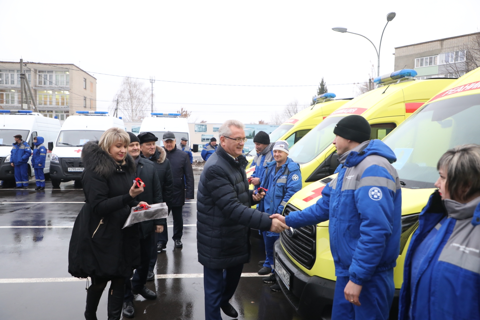 Пенза помощь. Вручение автомобилей скорой помощи. Пенза вручили машины скорой помощи. Вручение машин скорой помощи в Пензе. Вручение автомобилей скорой помощи в Вологде.