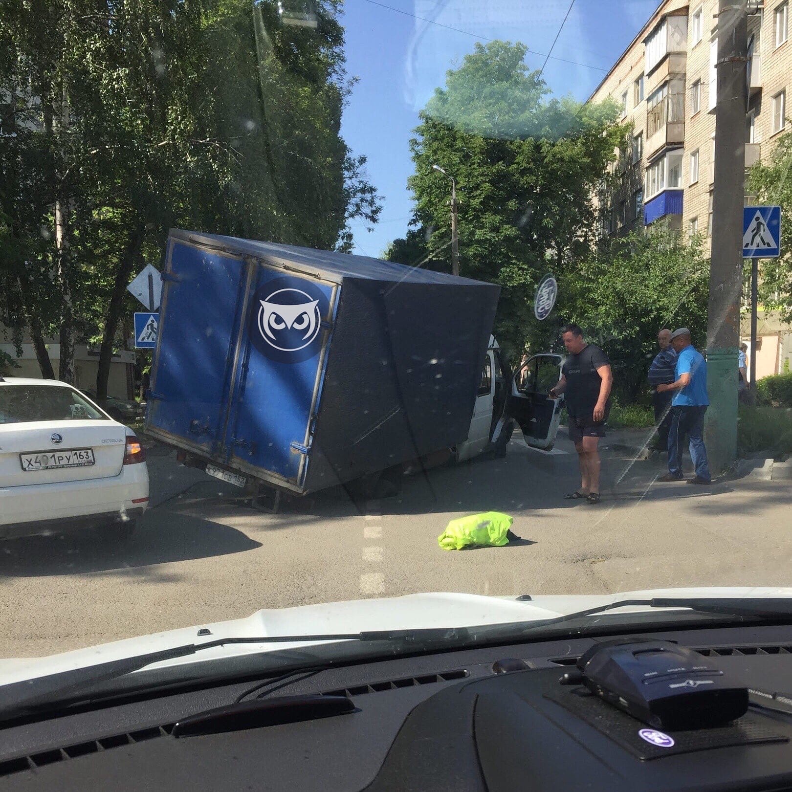 Водитель газель пенза. Газель на асфальте. Газель на дороге. Газель провалилась в Перми на Подлесной.