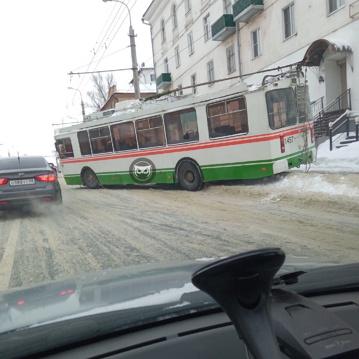 Апогей снегоуборочной компании»: в центре Пензы занесло троллейбус -  Столица58