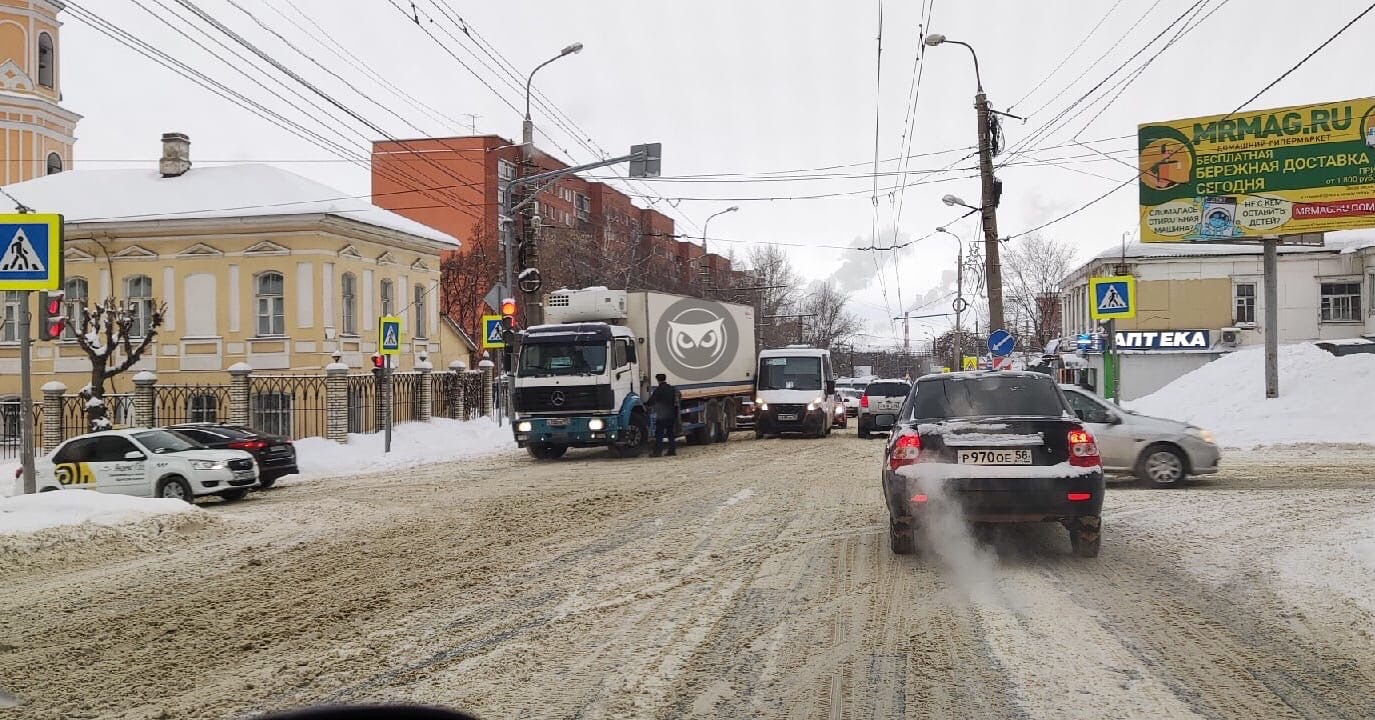 Апогей снегоуборочной компании»: в центре Пензы занесло троллейбус -  Столица58