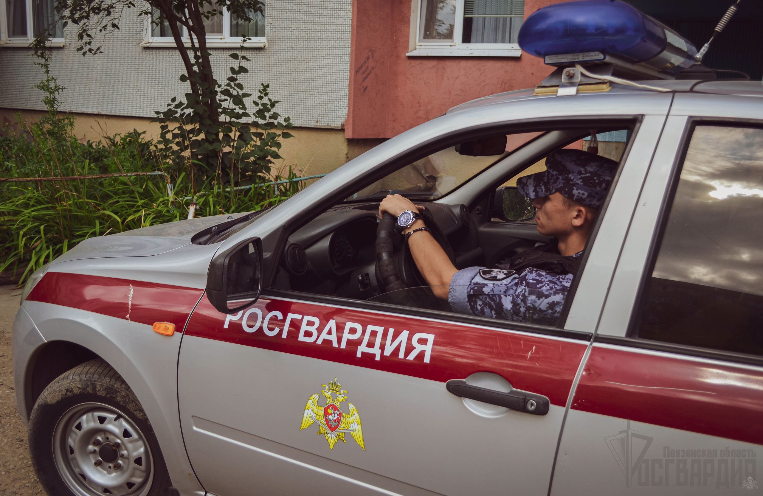 Бил в дверь и по машине. Пензенец силой пытался проникнуть в чужой дом -  Столица58