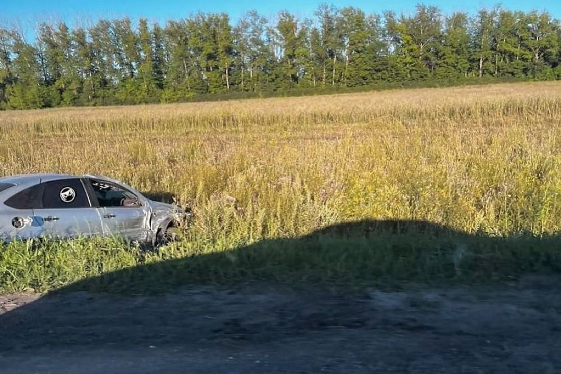 Под пенза. Машина на дороге. Затонувшие автомобили. Трасса с машинами. Кювет.