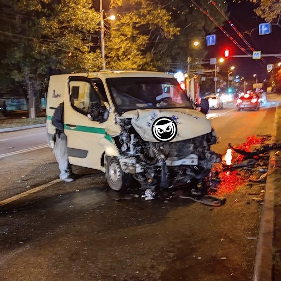 В Пензе легковушку разорвало напополам после тарана инкассаторской машины -  Столица58