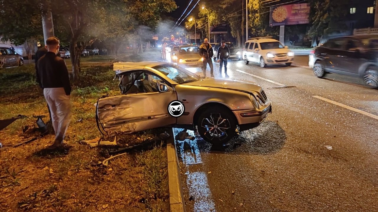 В Пензе легковушку разорвало напополам после тарана инкасаторской машины |  08.09.2022 | Пенза - БезФормата