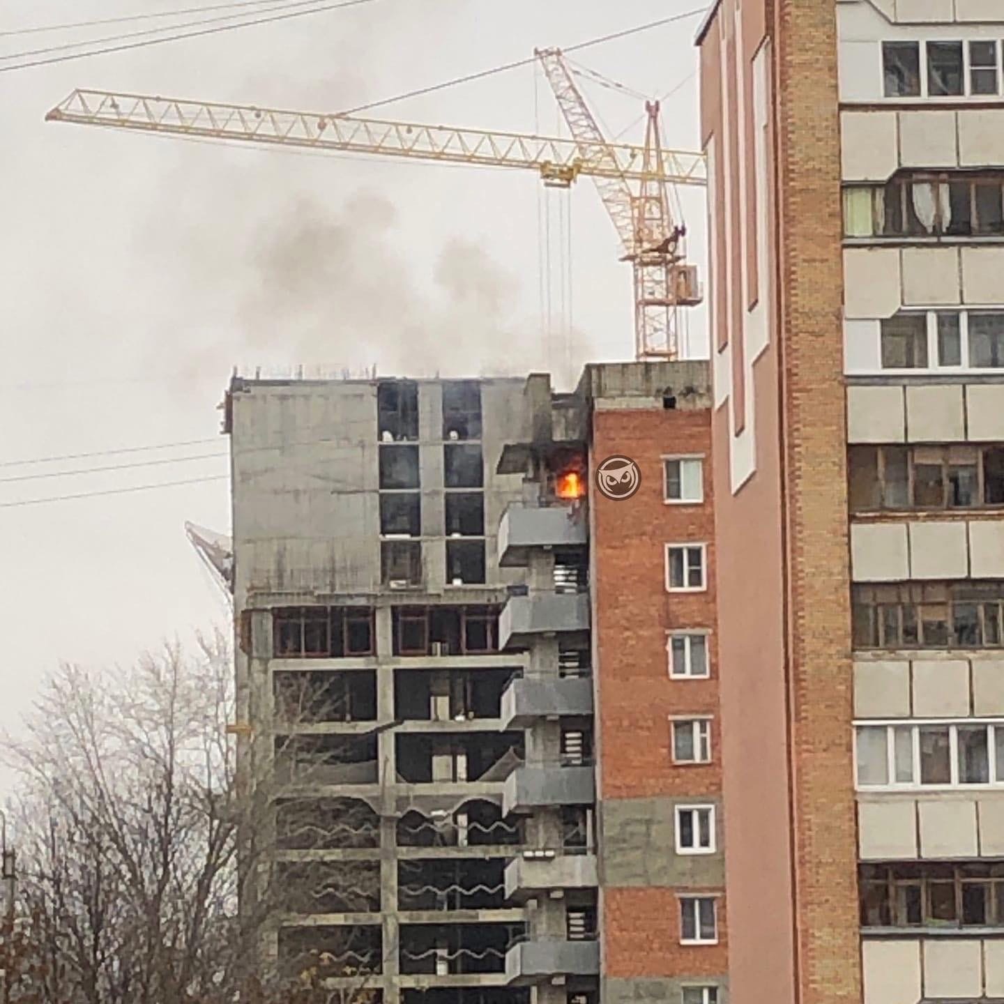 В Пензе на улице Рахманинова 13 пожарных тушили горящий балкон | 07.11.2022  | Пенза - БезФормата