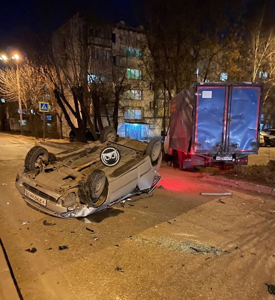 В Пензе на улице Бакунина легковушка перевернулась от столкновения с  грузовиком | 07.12.2022 | Пенза - БезФормата