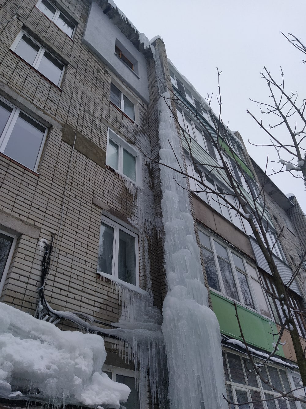 В Пензе с дома на улице Краснова убрали ледяную «скульптуру» - Столица58