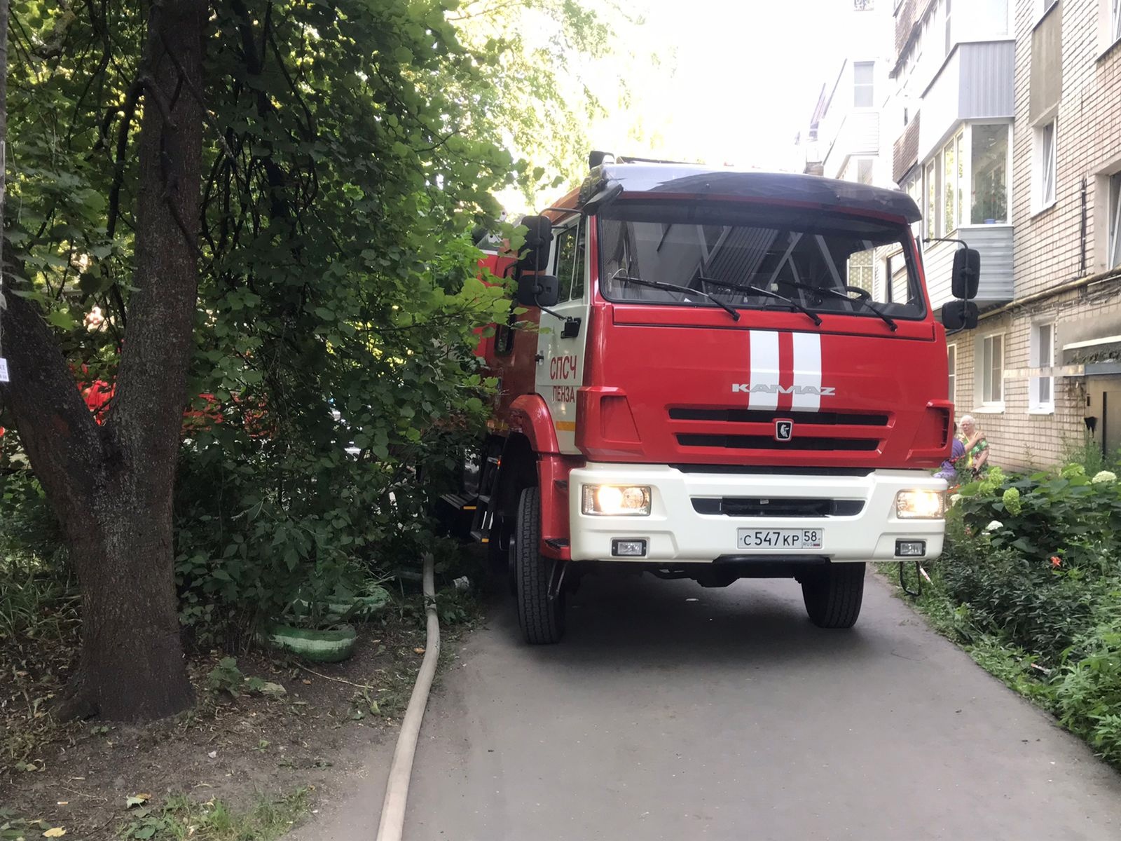 В Пензе 14 пожарных тушили горящую квартиру на улице Кулибина | 10.08.2022  | Пенза - БезФормата