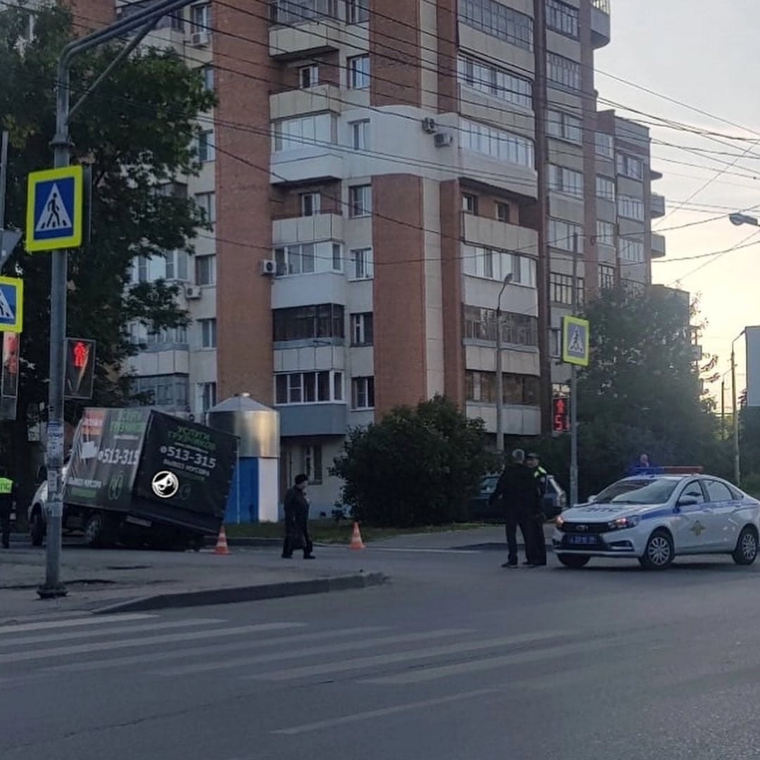 В центре Пензы «ГАЗель» провалилась под асфальт | 12.09.2022 | Пенза -  БезФормата