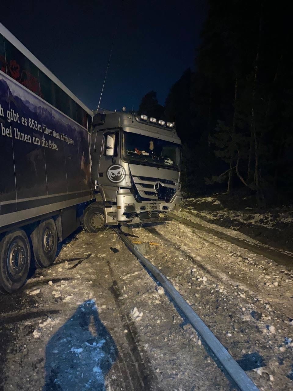 В Пензенской области из-за гололеда на трассе М5 фура упала на бок -  Столица58