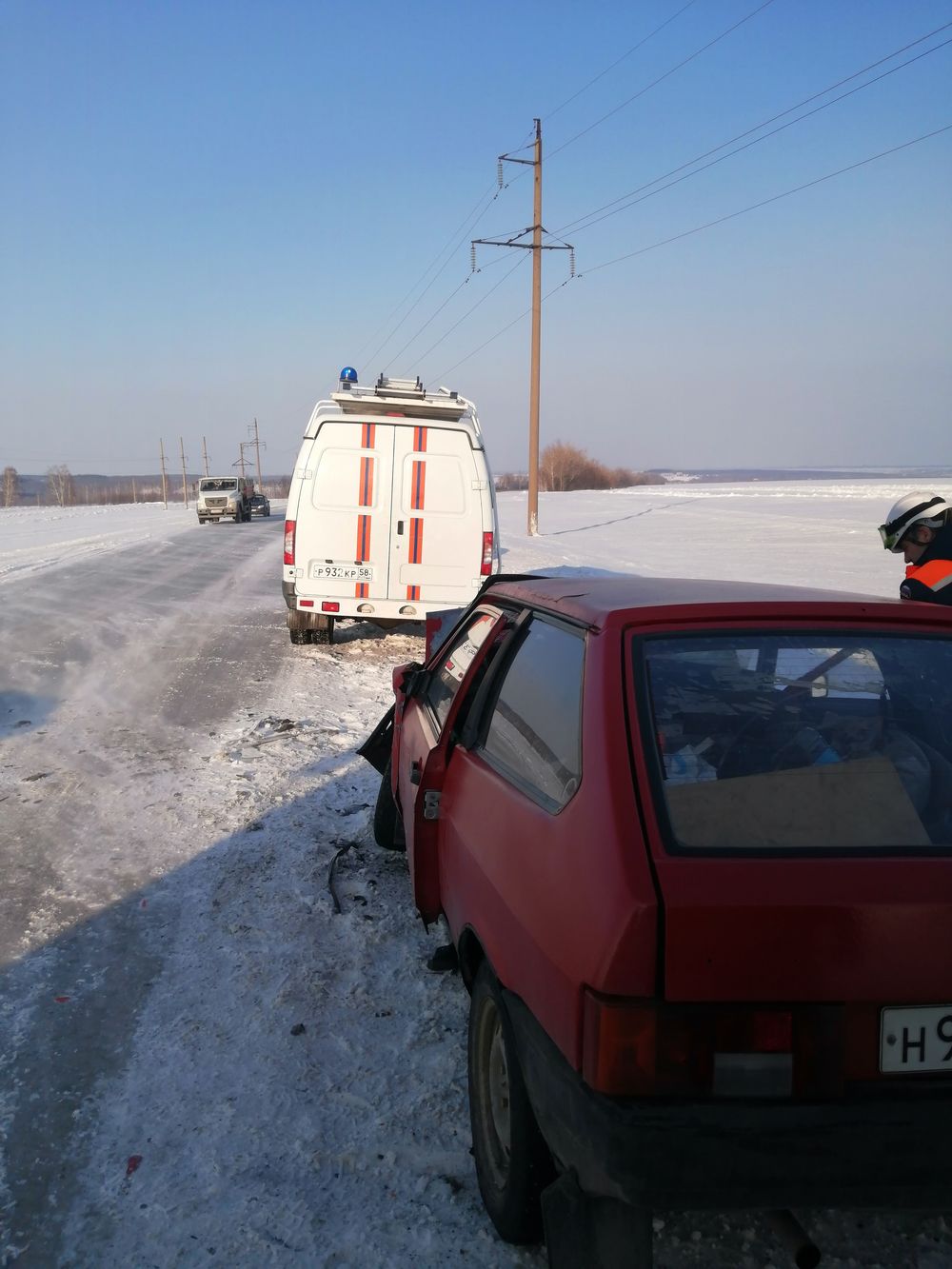 В Пензенском районе спасателям пришлось вызволять 2 пострадавших из  автомобиля | 16.03.2022 | Пенза - БезФормата