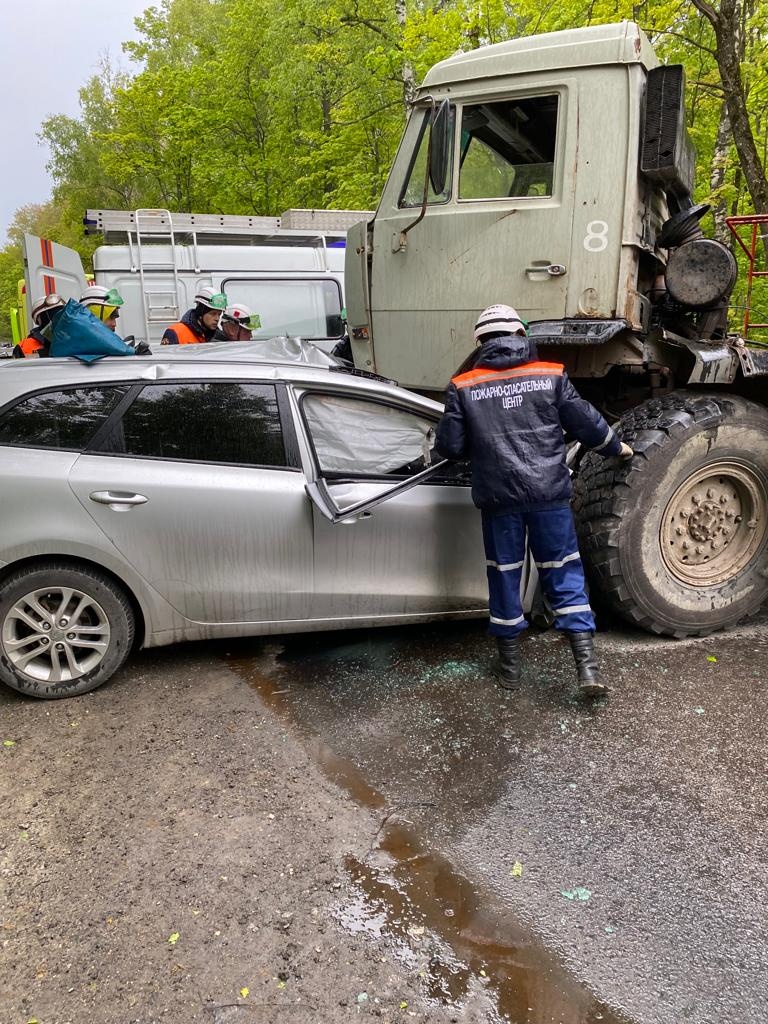 Под Пензой спасателям пришлось деблокировать водителя из искореженного авто  | 27.05.2022 | Пенза - БезФормата