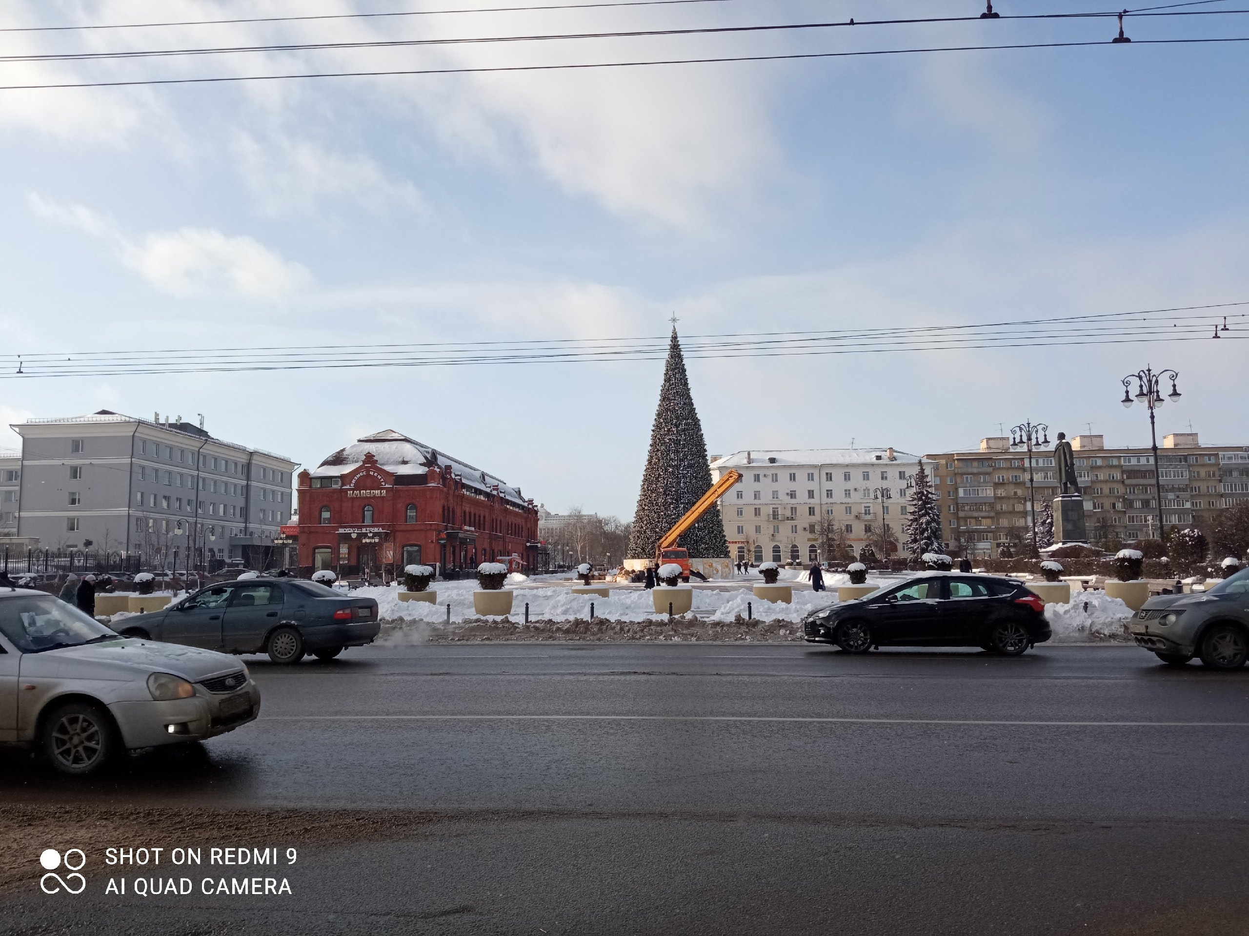 В Пензе начали украшать главную новогоднюю елку | 23.11.2023 | Пенза -  БезФормата