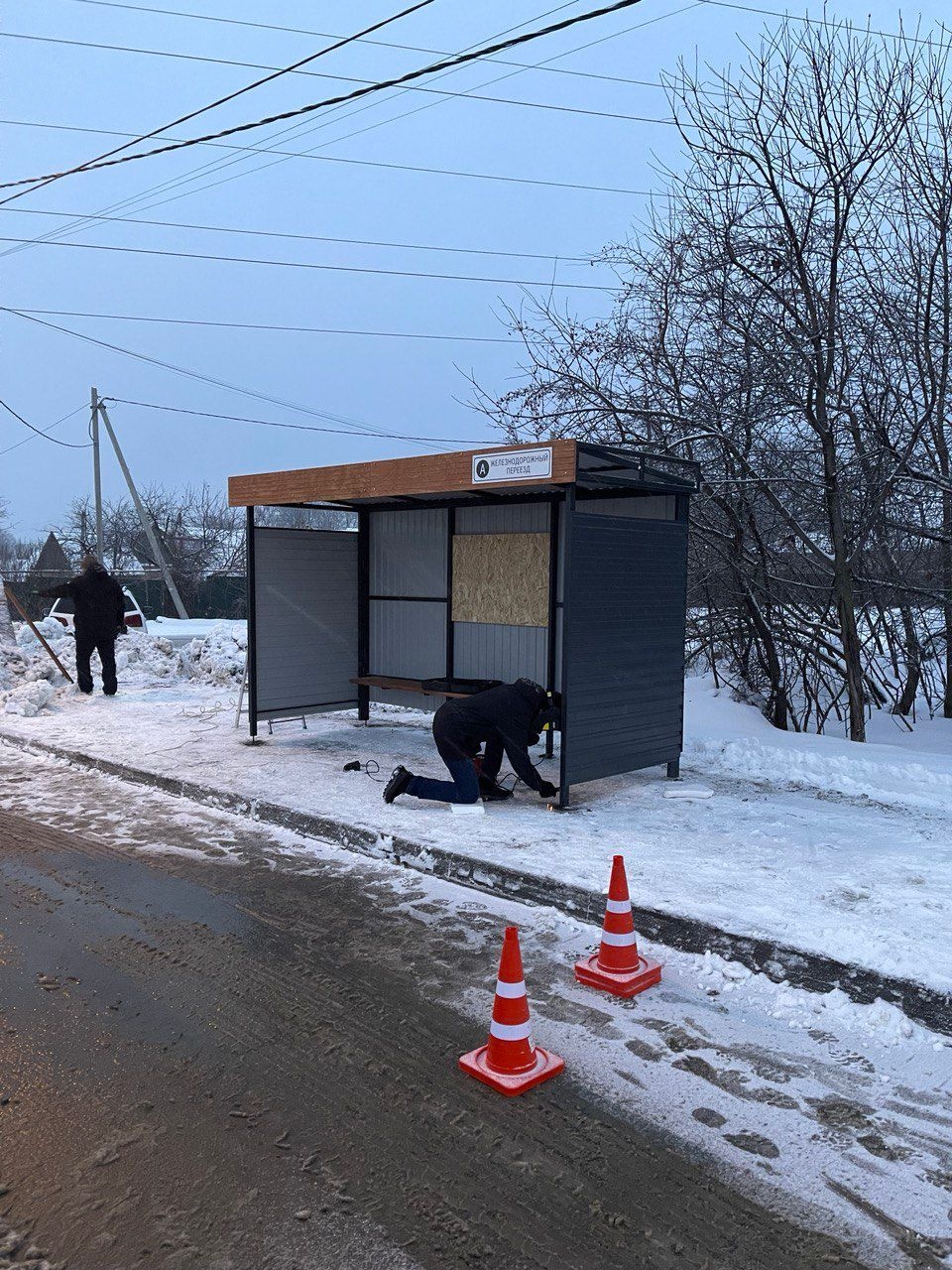 В Пензе на двух улицах установили новые остановочные павильоны | 28.12.2023  | Пенза - БезФормата