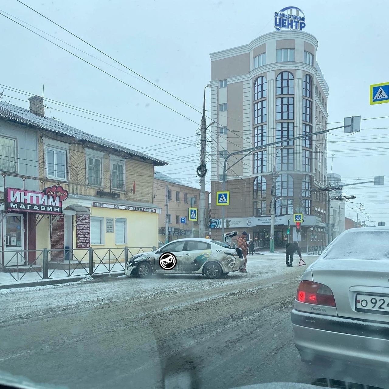 В Пензе на улице Суворова произошло ДТП с участием автомобиля такси -  Столица58