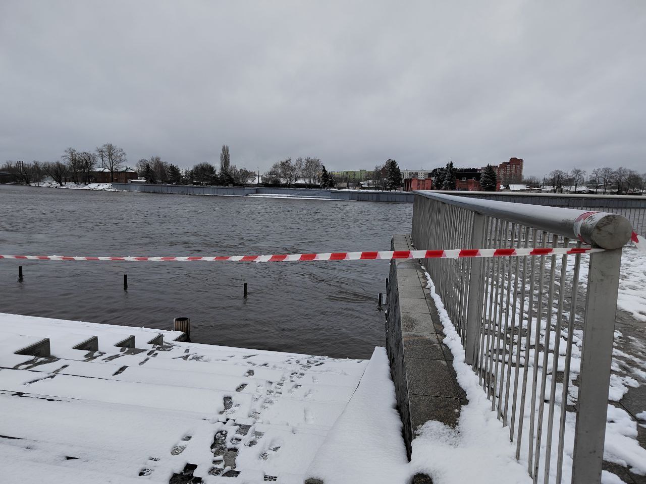 В Пензе уровень воды на набережной продолжается подниматься | 18.03.2023 |  Пенза - БезФормата