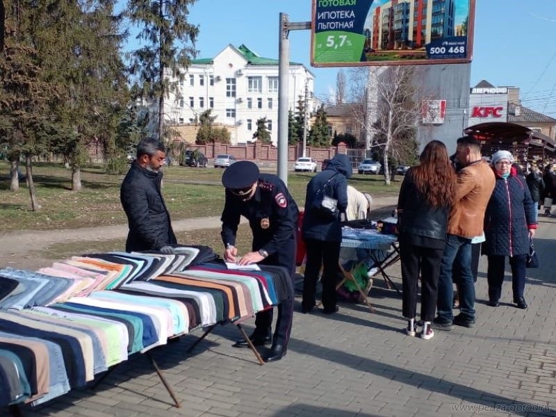 Торговля в пензе. Незаконная торговля. Несанкционированная торговля. Незаконная торговля ежами. Фото несанкционированной торговли.