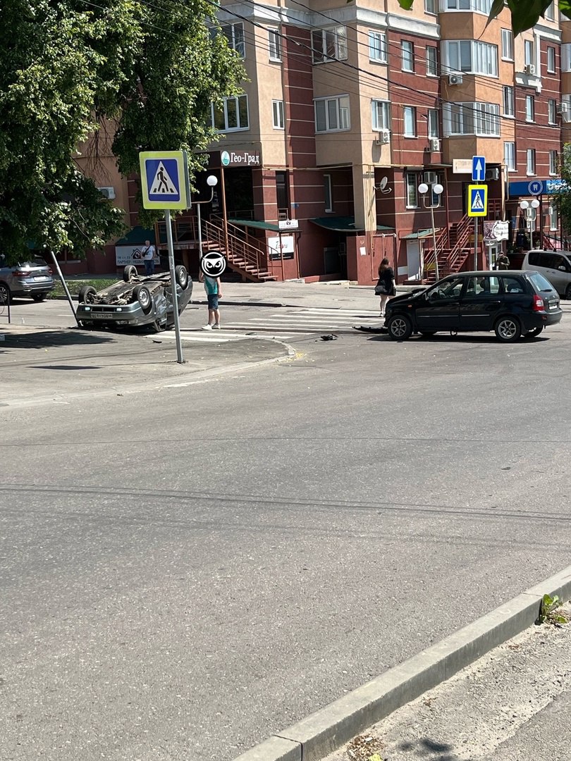 В Пензе на перекрестке улиц Свердлова и Богданова в жестком ДТП  перевернулось авто | 17.06.2023 | Пенза - БезФормата