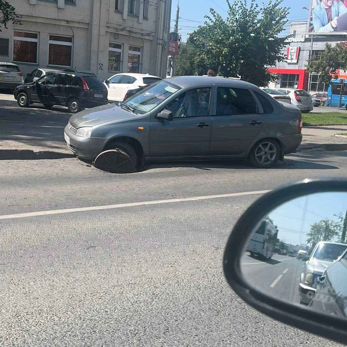 В Пензе около Центрального рынка машина угодила в открытый люк | 28.07.2023  | Пенза - БезФормата