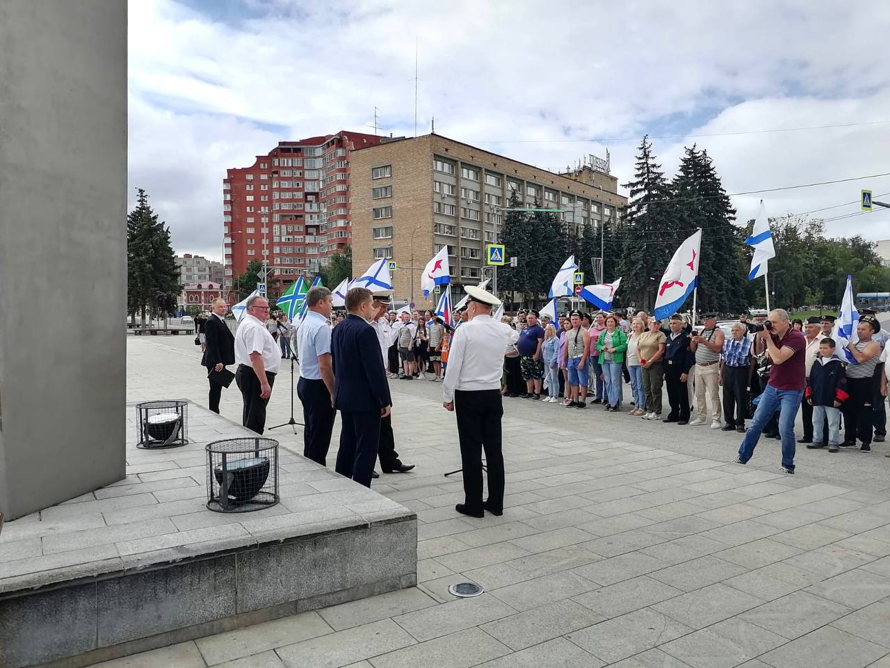 30 июля в Пензе возле стелы «Слава героям» поднят Андреевский флаг |  30.07.2023 | Пенза - БезФормата