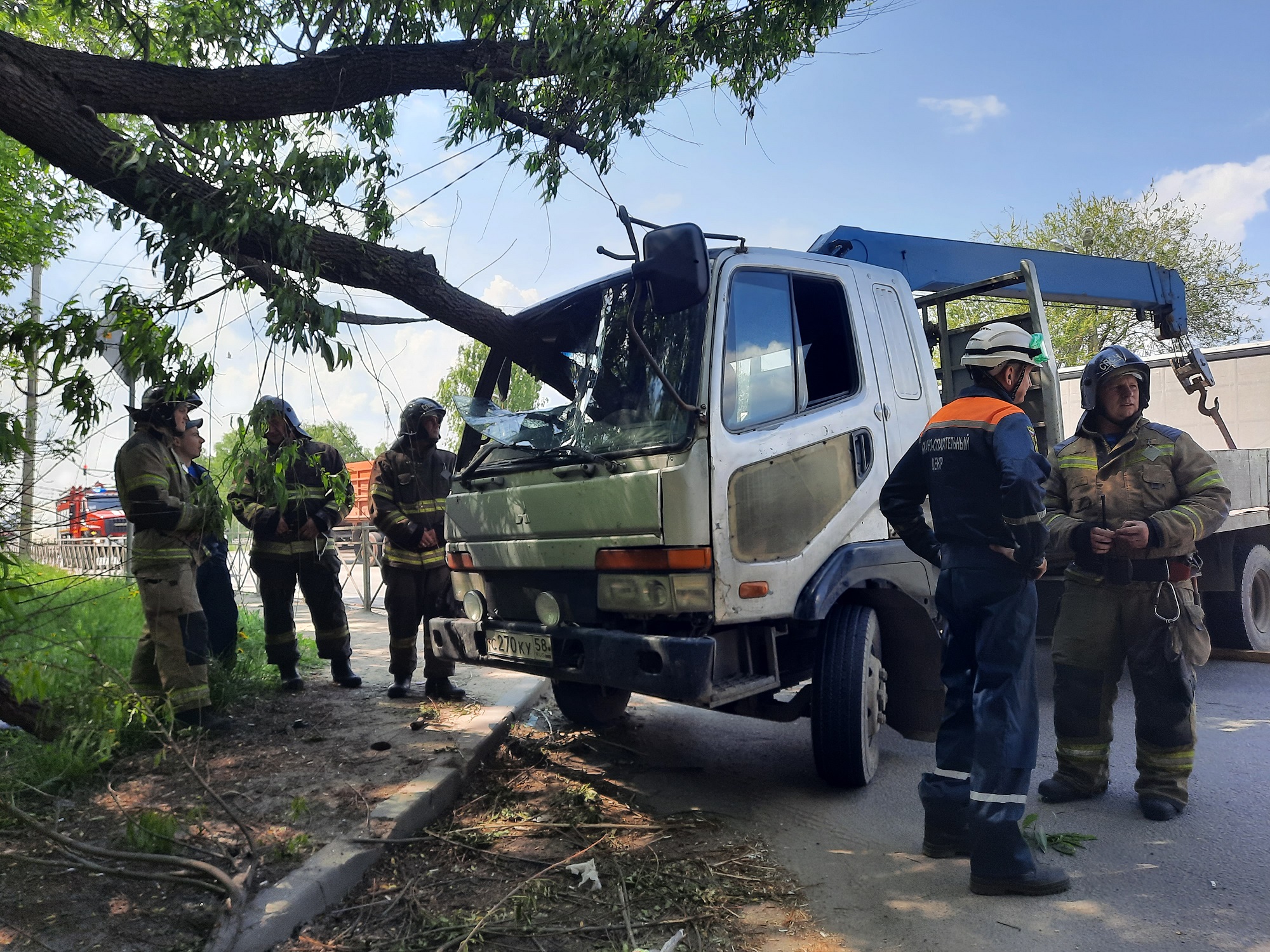 В Пензе на трассе М5 водителя машины-манипулятора насмерть пронзило веткой  дерева | 18.05.2023 | Пенза - БезФормата