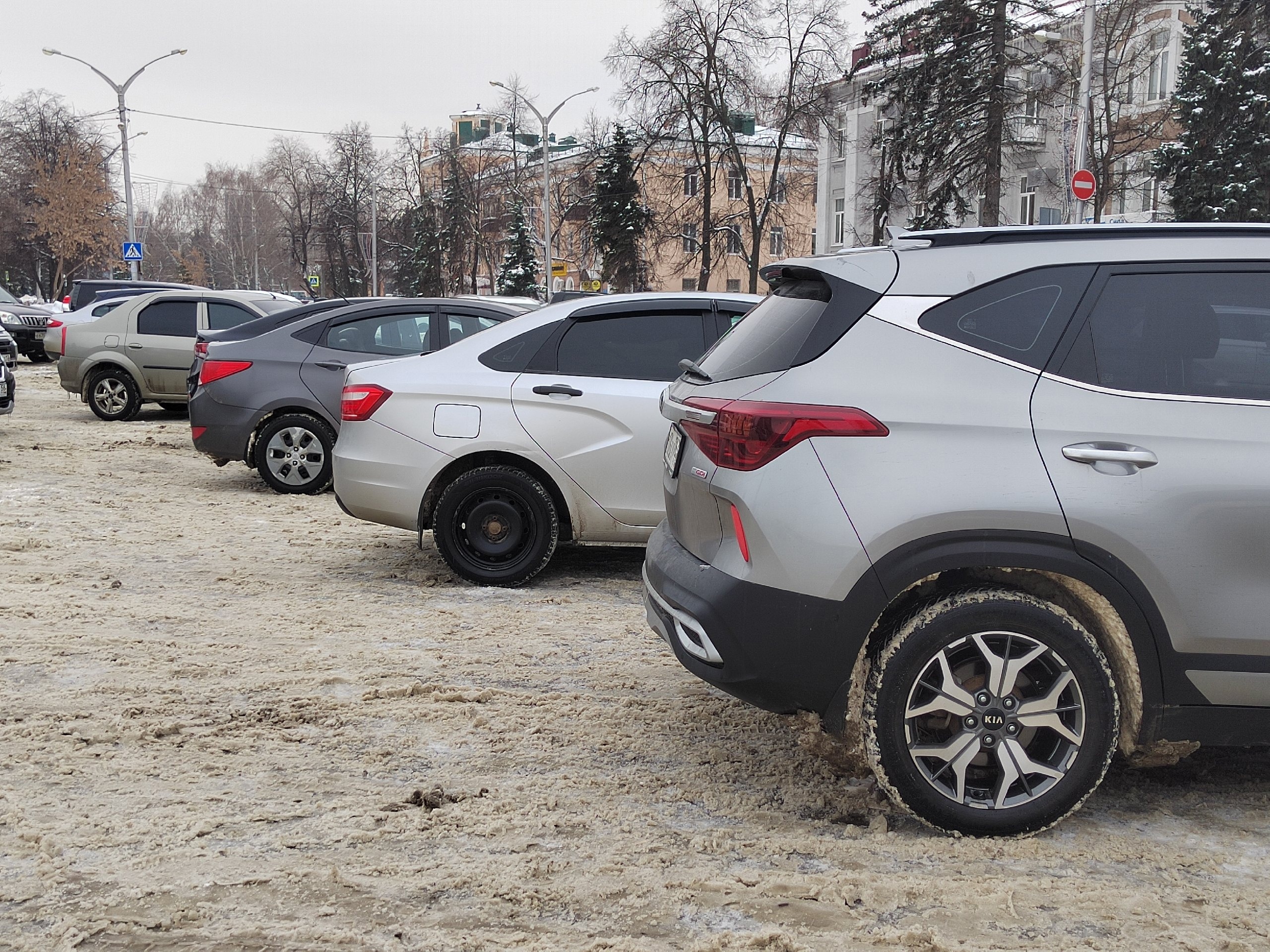 В Пензе маленькая девочка упала в открытый люк на улице Генерала Глазунова  | 08.04.2024 | Пенза - БезФормата