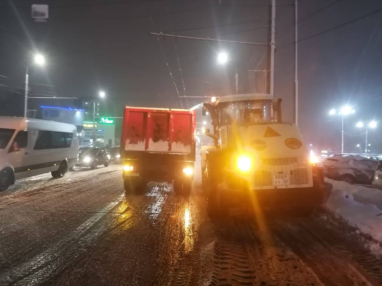 Из Пензы за ночь вывезли свыше 5 000 кубометров снега | 06.02.2024 | Пенза  - БезФормата