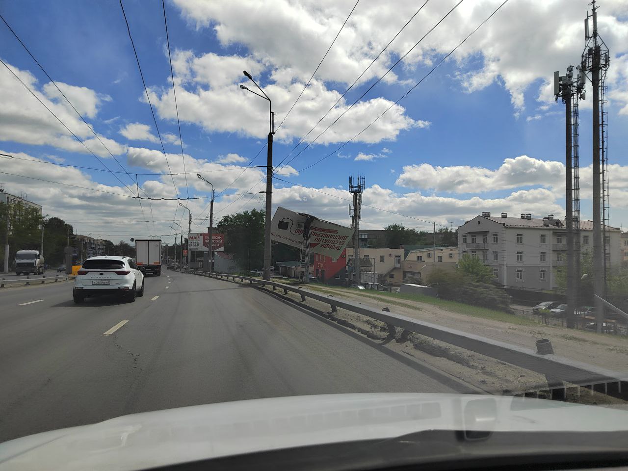 В Пензе на проспекте Победы ветер вывернул наизнанку билборд | 03.05.2024 |  Пенза - БезФормата