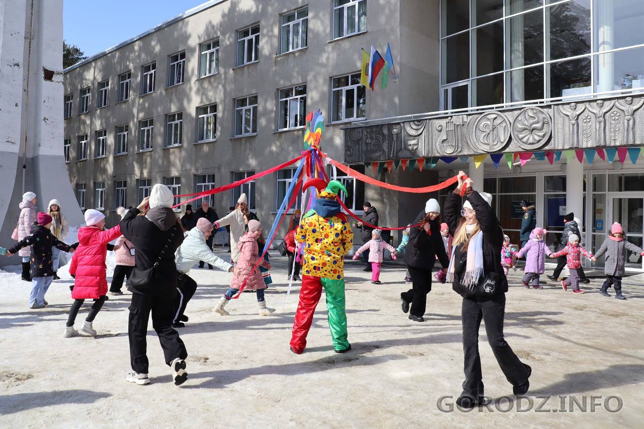 В пензенском Заречном празднуют Масленицу | 16.03.2024 | Пенза - БезФормата