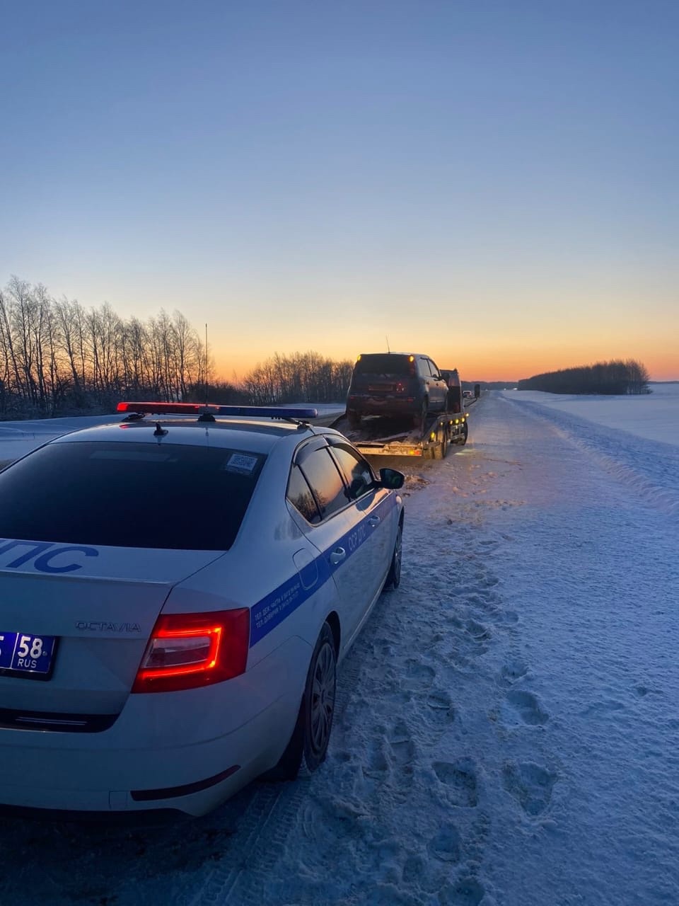 Пензенские инспекторы ГИБДД помогли водителю, заглохшему на морозе -  Столица58