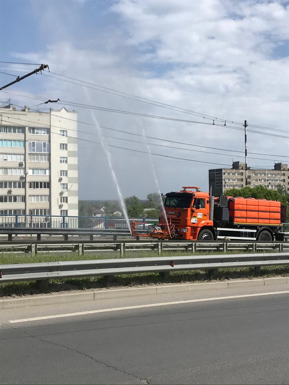 В Пензе дороги начали поливать водой из-за жары | 31.05.2024 | Пенза -  БезФормата