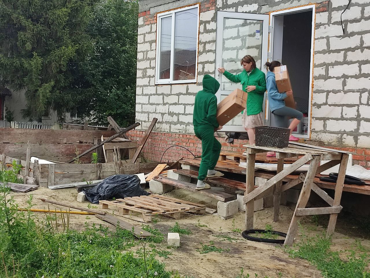 Ольга Чистякова и Владимир Вдонин помогли одинокой маме с 8 детьми |  27.06.2024 | Пенза - БезФормата