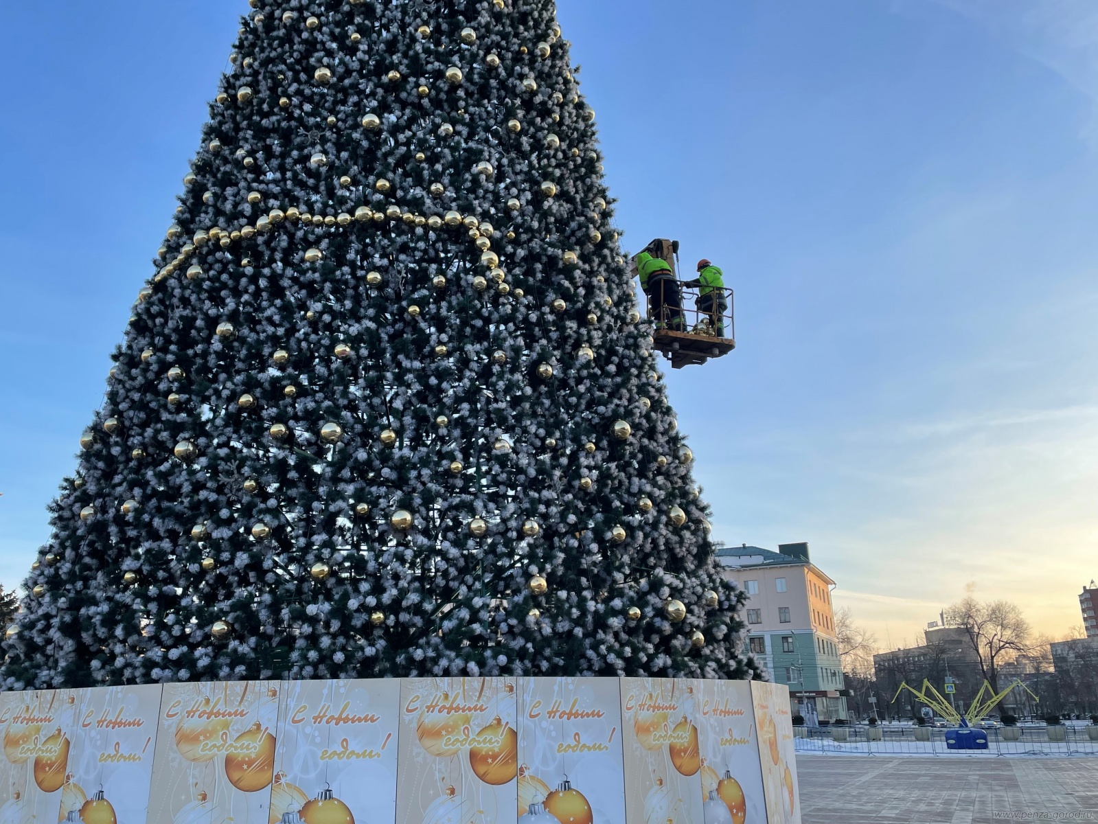 В Пензе начали демонтировать елку на площади Ленина | 23.01.2023 | Пенза -  БезФормата