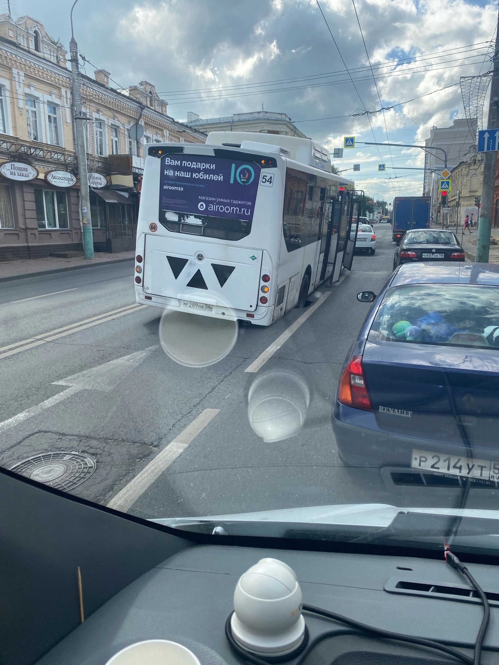 В центре Пензы на улице Суворова автобус провалился в яму | 15.08.2023 |  Пенза - БезФормата