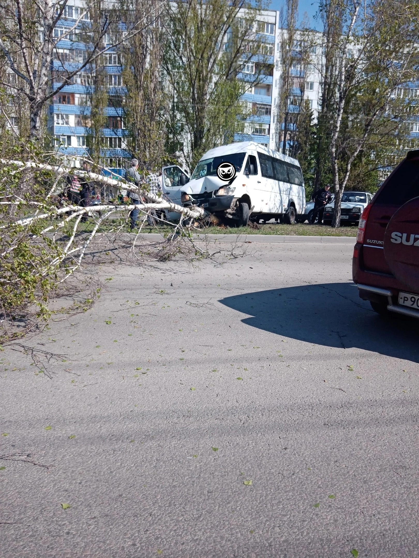 В Пензе маршрутка №39 протаранила березу | 28.04.2023 | Пенза - БезФормата