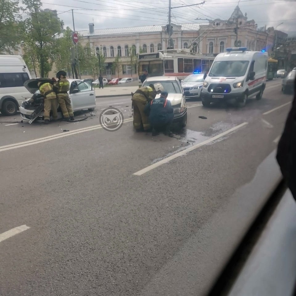 В Пензе на улице Кирова случилось жесткое ДТП, работают спасатели |  02.05.2023 | Пенза - БезФормата