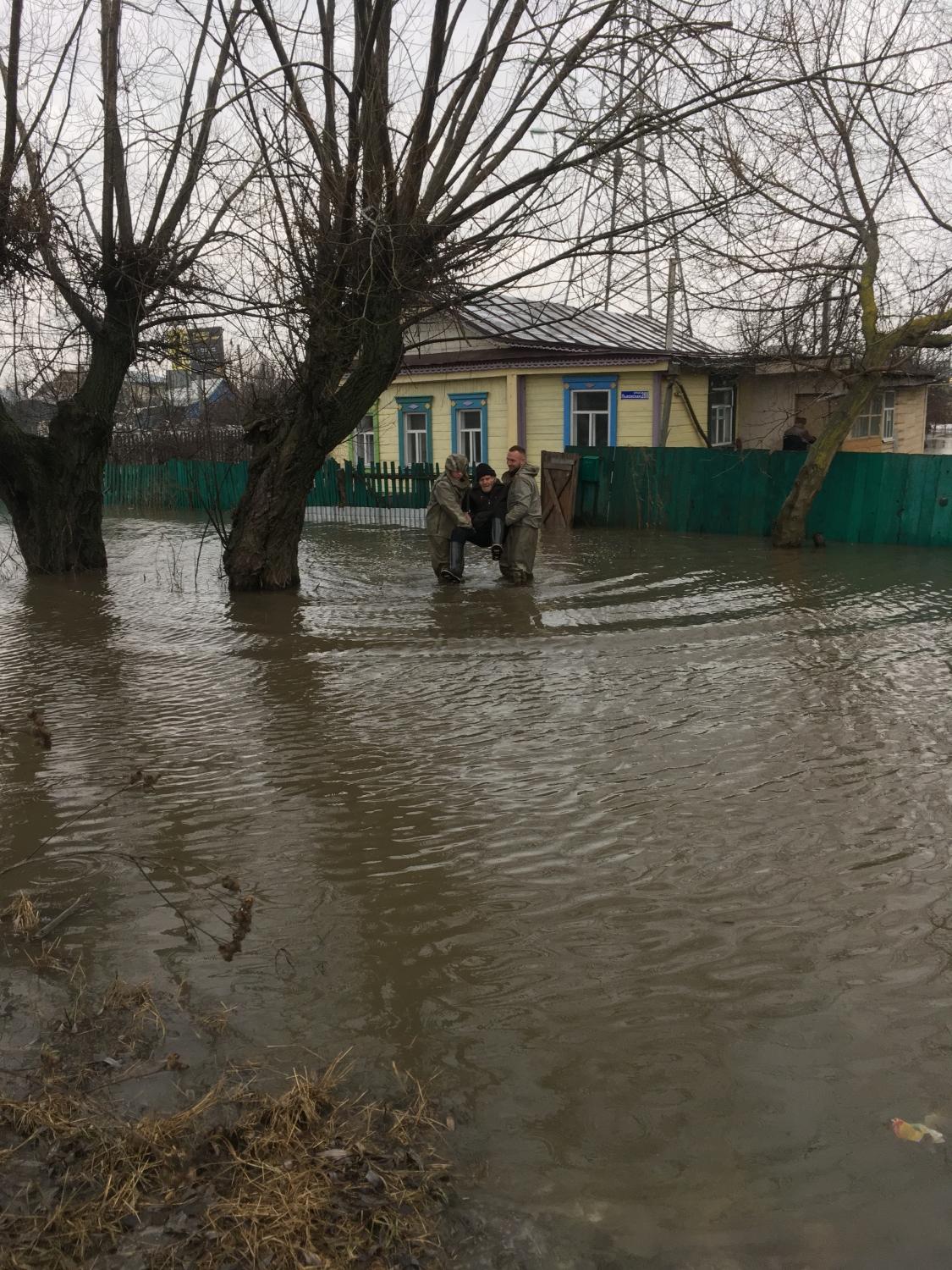 В Пензе на улице Львовская мужчину спасли из затопляемого дома | 13.03.2023  | Пенза - БезФормата