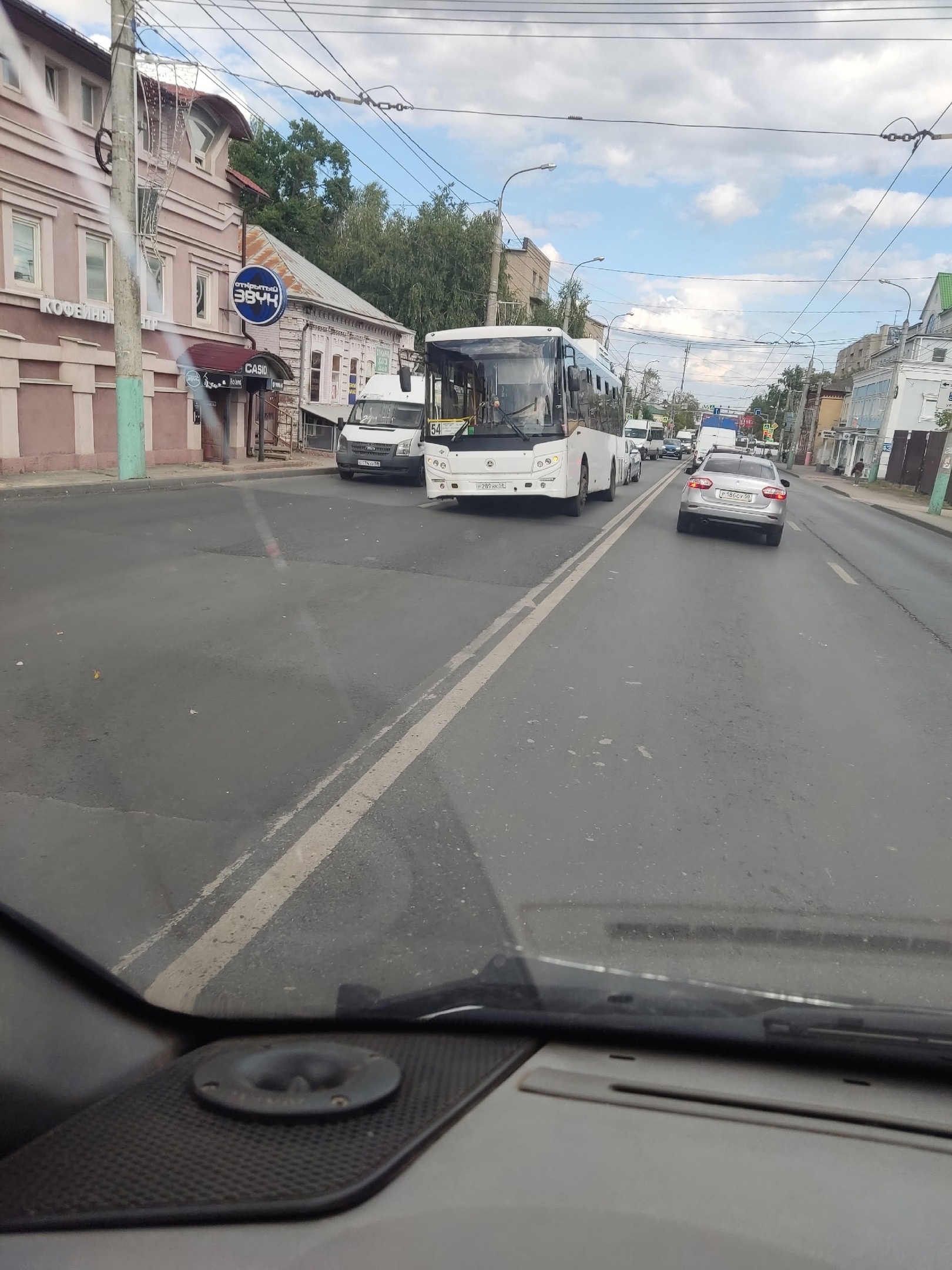 В центре Пензы на улице Суворова автобус провалился в яму | 15.08.2023 |  Пенза - БезФормата