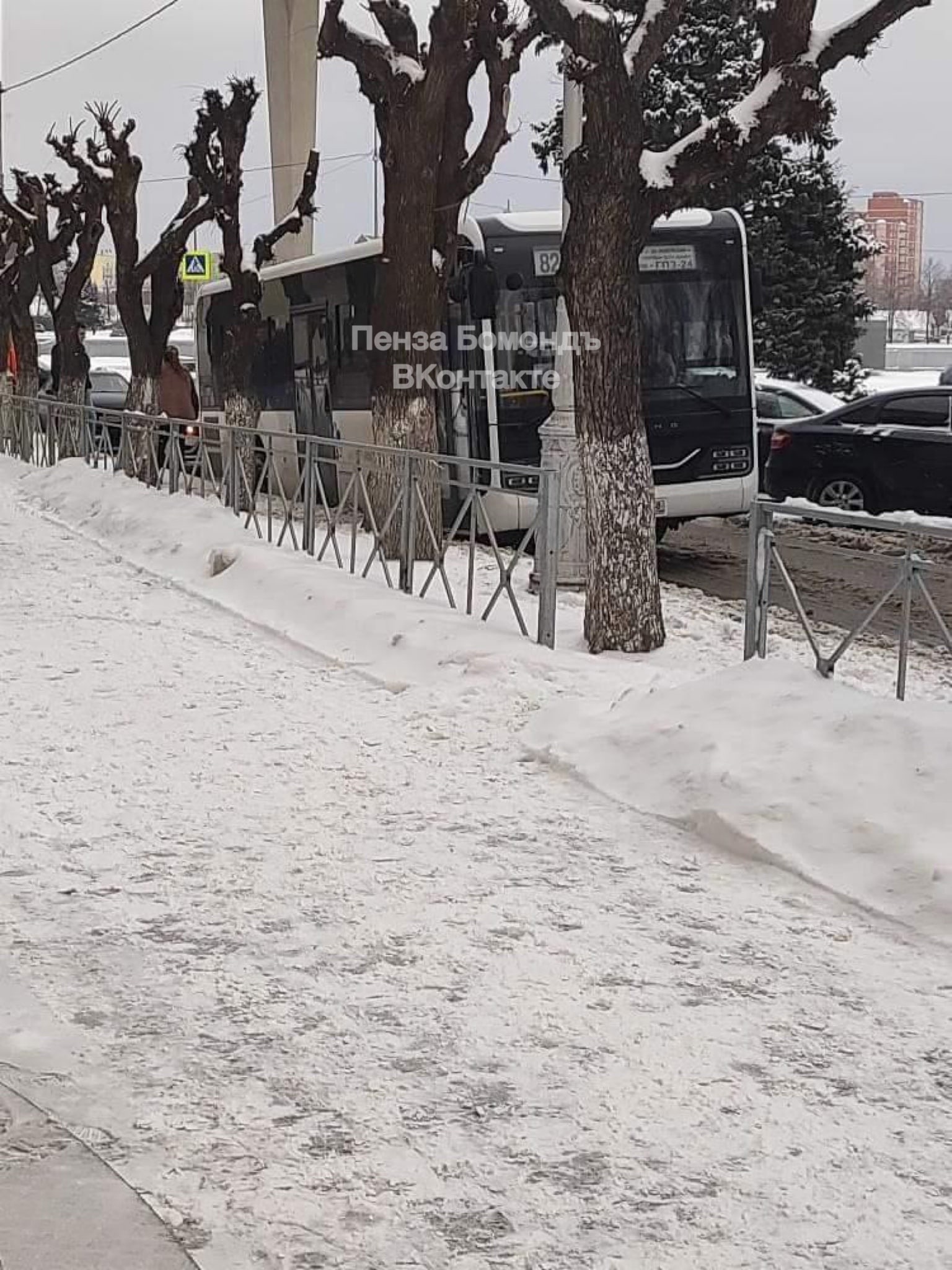 В Пензе автобус провалился в яму на улице Славы | 15.02.2023 | Пенза -  БезФормата