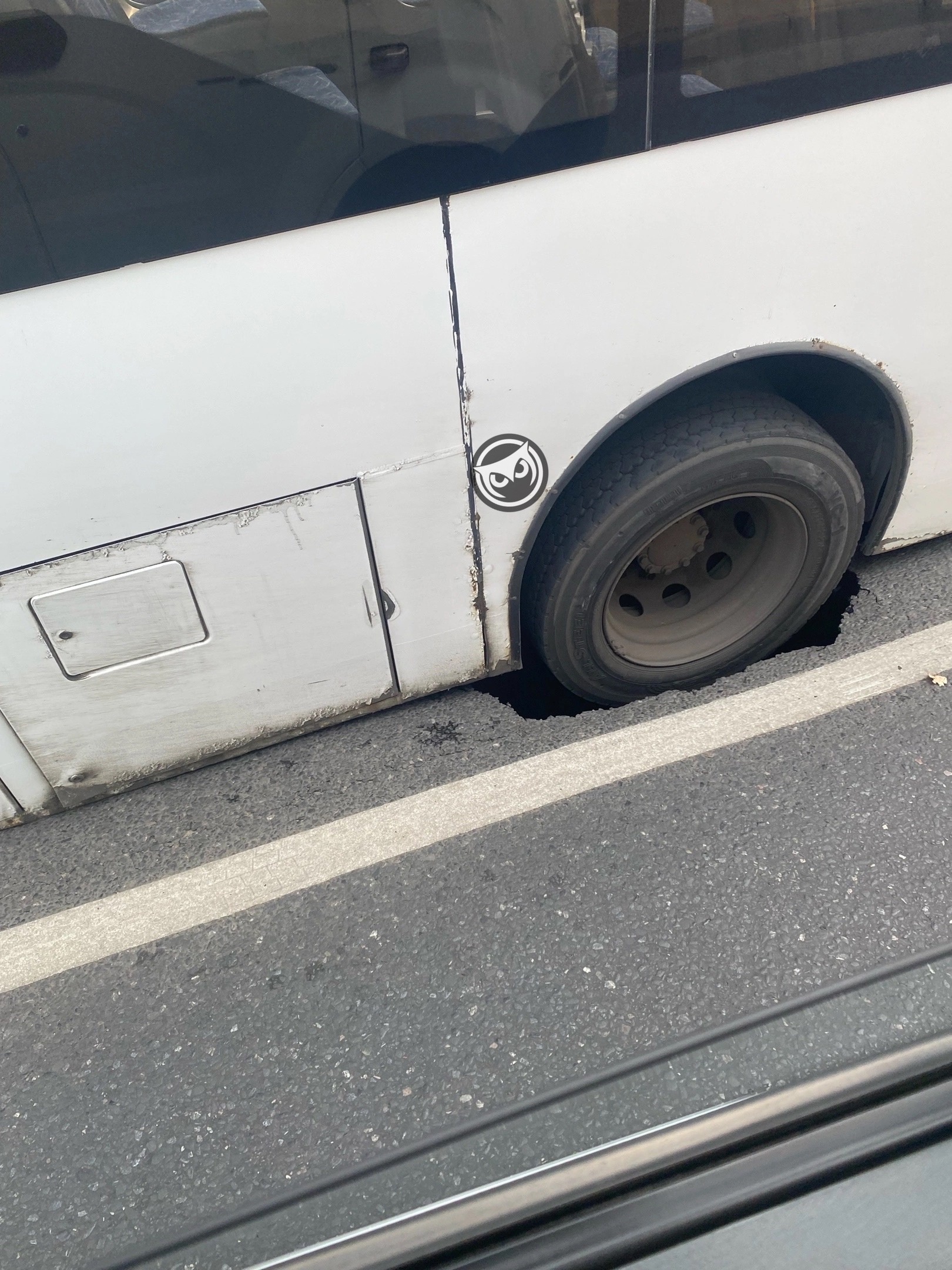 В центре Пензы на улице Суворова автобус провалился в яму | 15.08.2023 |  Пенза - БезФормата