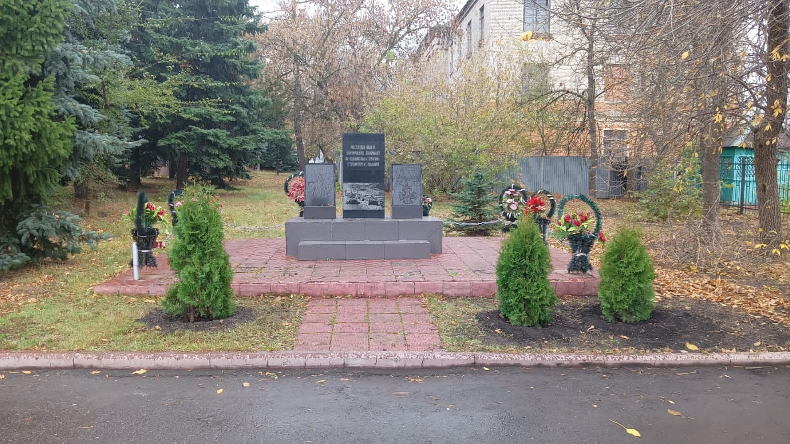 В Сердобске высадили саженцы туй и можжевельника | 23.10.2023 | Пенза -  БезФормата