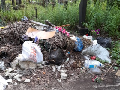 В Пензе на Восточном кладбище могилы забросали мусором - Столица58