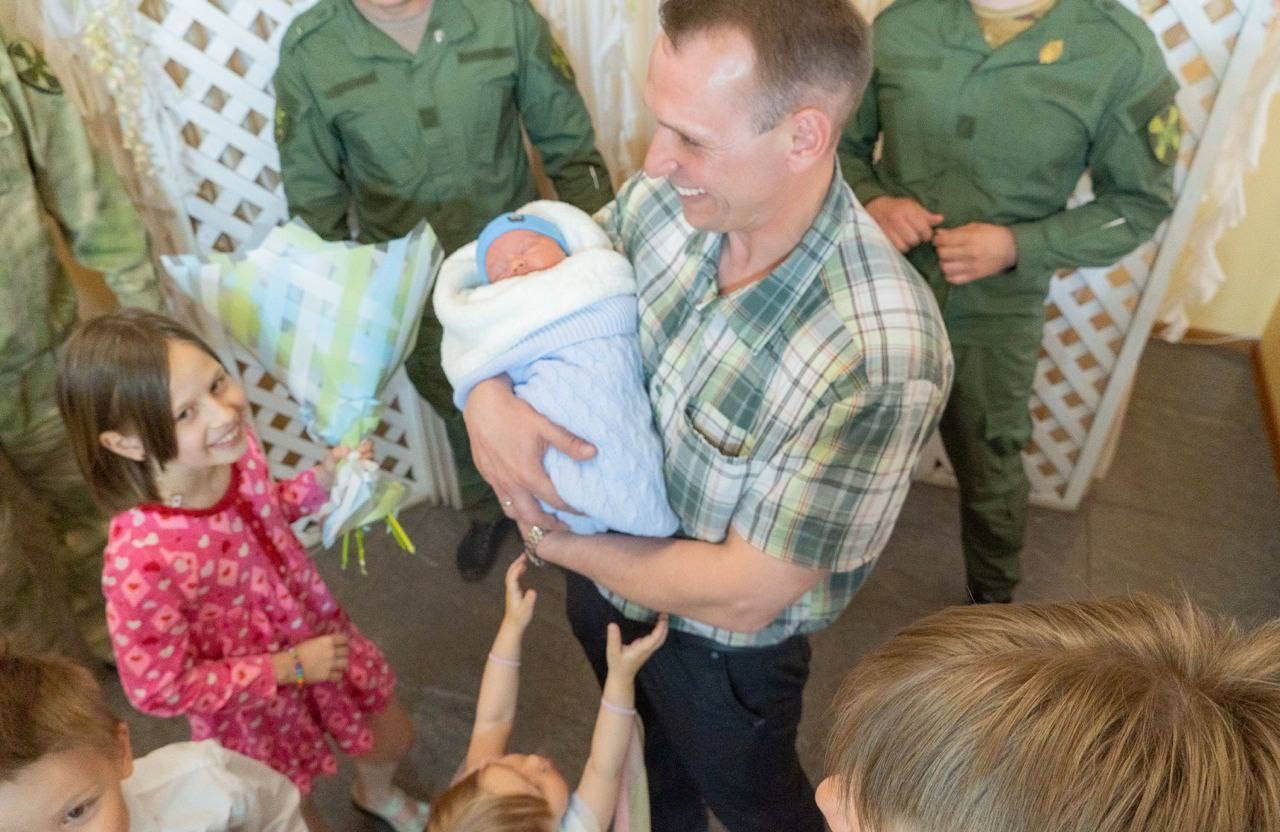 Олег Мельниченко передал стиральную машину многодетной семье  военнослужащего | 22.05.2023 | Пенза - БезФормата