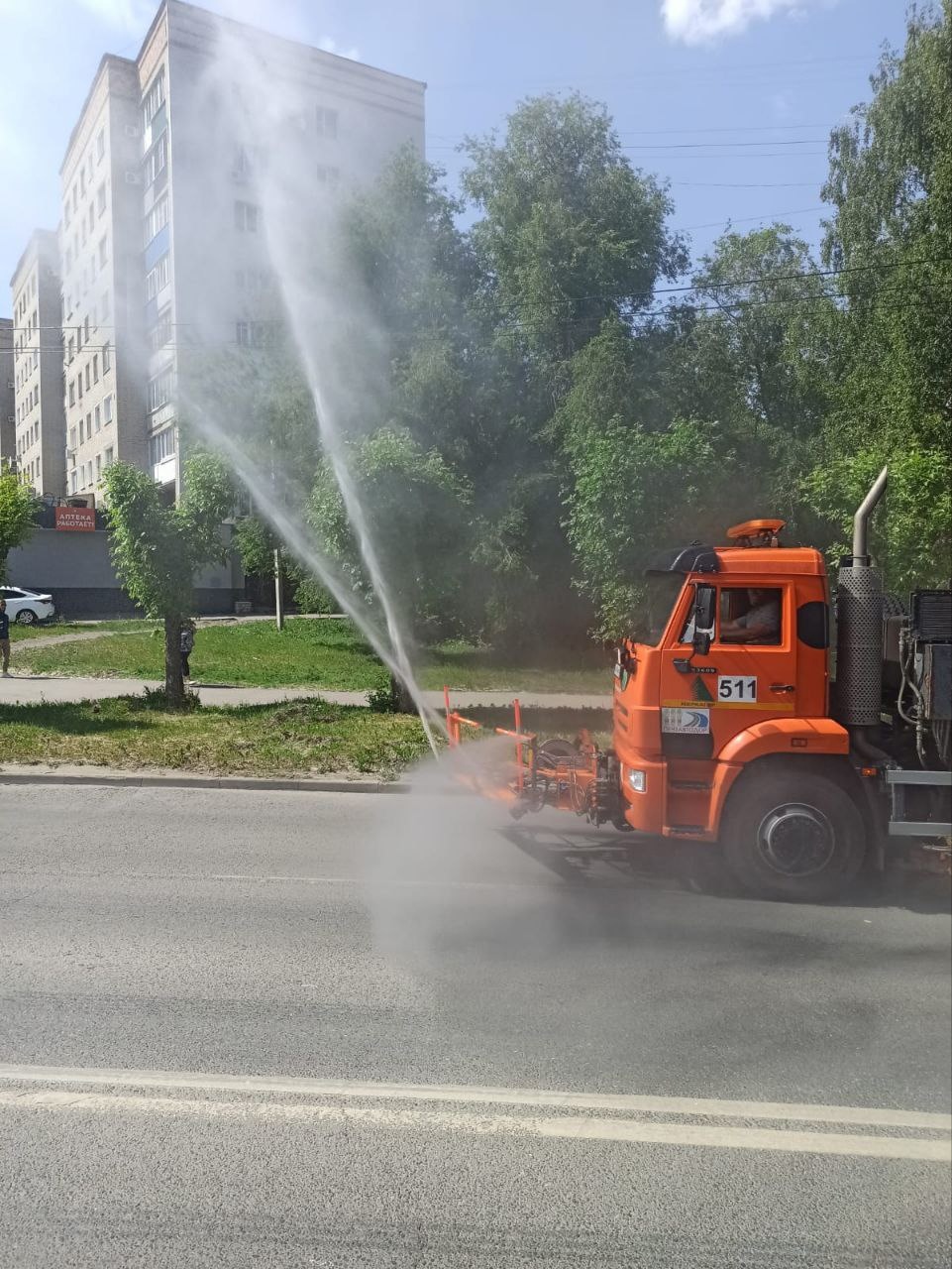 В Пензе дороги начали поливать водой из-за жары | 31.05.2024 | Пенза -  БезФормата