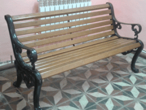 Сергей Златогорский установил в кузнецких парках кованые скамейки