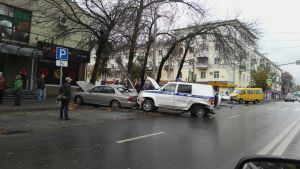 В центре Пензы маршрутка столкнулась с машиной ППС