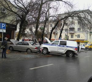 В центре Пензы маршрутка столкнулась с машиной ППС