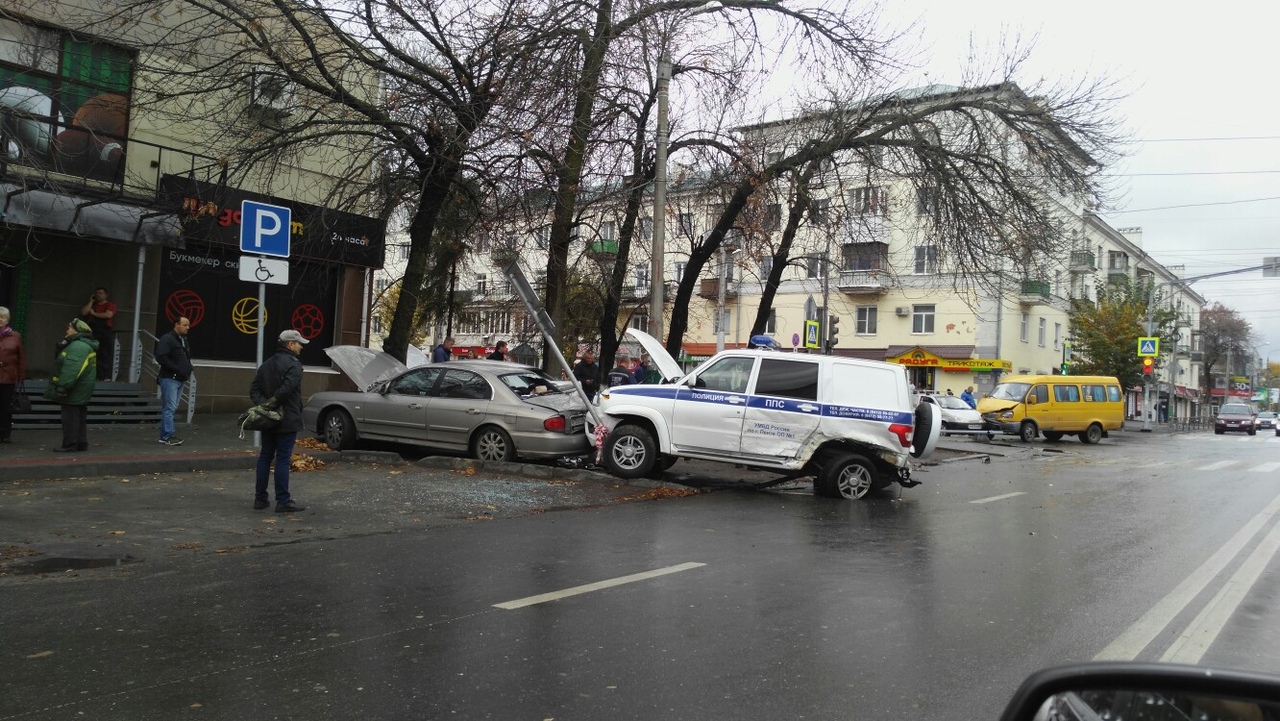 В центре Пензы маршрутка столкнулась с машиной ППС