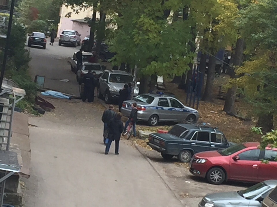 В Пензе человек упал вместе с балконом и разбился